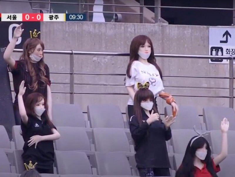 南韓足球隊疫情間閉門作賽,情趣娃娃擺觀眾席扮Fans惹爭議。網圖