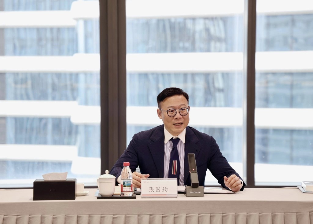 張國鈞(見圖)在深圳會晤深圳國際仲裁院院長劉曉春。張國鈞fb 張國鈞(見圖)在深圳會晤深圳國際仲裁院院長劉曉春。張國鈞fb