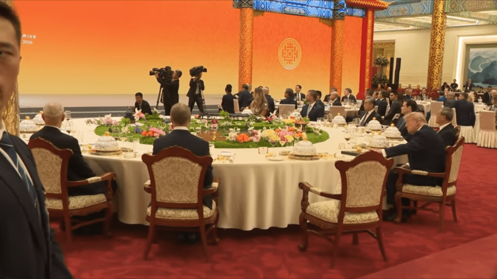 特朗普突然將手伸向他和習近平座位中間的一個文件夾。 Youtube / The White House 特朗普突然將手伸向他和習近平座位中間的一個文件夾。 Youtube / The White House