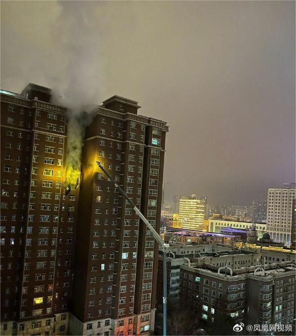 吉祥苑小區起火部位在高層住宅樓15樓，火勢蔓延至17樓。