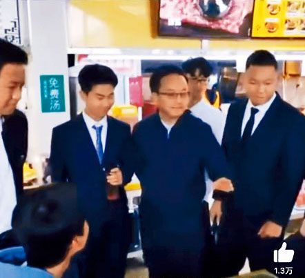 學生（右二）一副領導派頭。