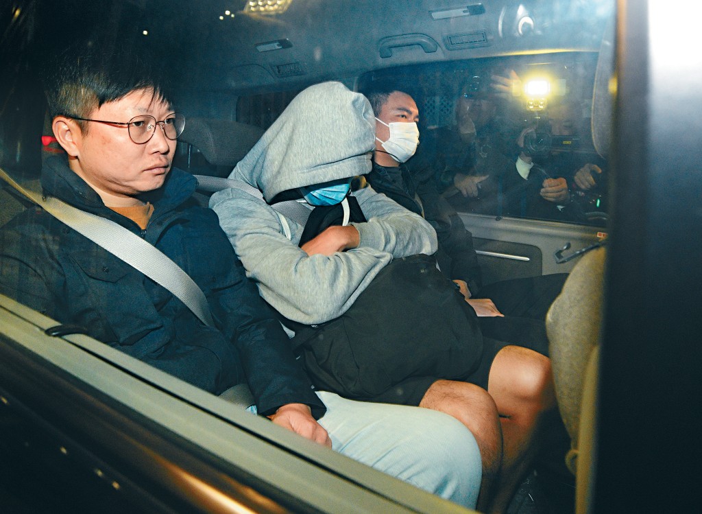 在警方及入境處人員陪同下，男事主昨晚離開東九龍總區總部，他身穿一件有帽外套，顯得相當疲憊。
