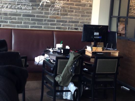 南韓星巴克顧客霸佔座位變個人工作室。 網上圖片 南韓星巴克顧客霸佔座位變個人工作室。 網上圖片