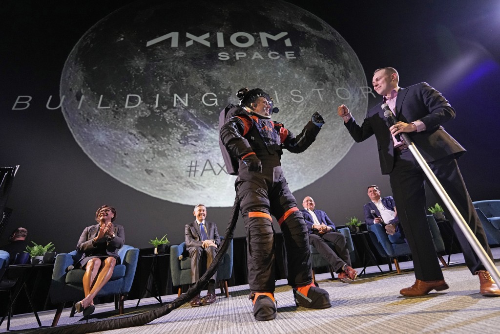 NASA與Axiom Space設計新一代太空裝，作為太空人未來登月之用。AP