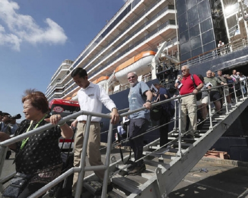 威斯特丹號郵輪停靠柬埔寨後，乘客下船。網上圖片