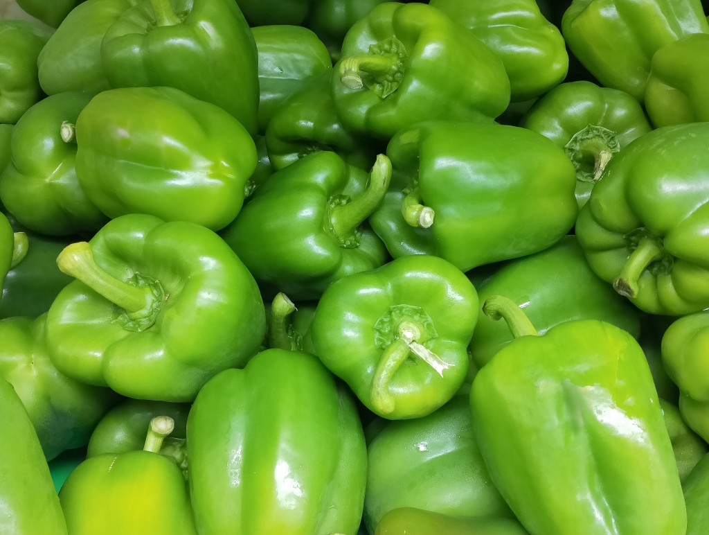 青椒：虽然相比起其他灯笼椒，青椒味道强烈和具青草味，但有丰富维他命C，有助制造胶原体，促进细胞、牙齿、骨骼等成长。