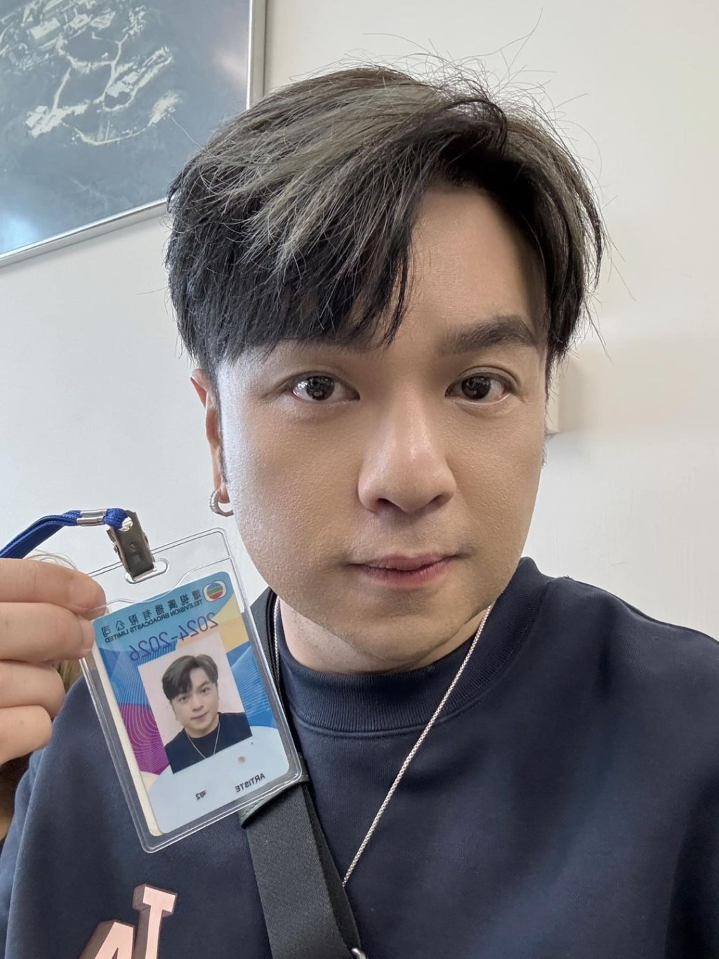 宗贤攞住工作证，开心正式成为TVB一分子。