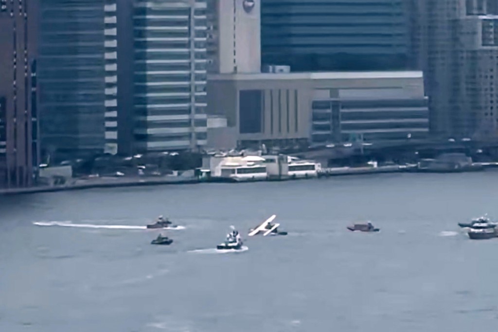 1架Kodiak 100水上飛機一側傾斜浮在水面上。美聯社