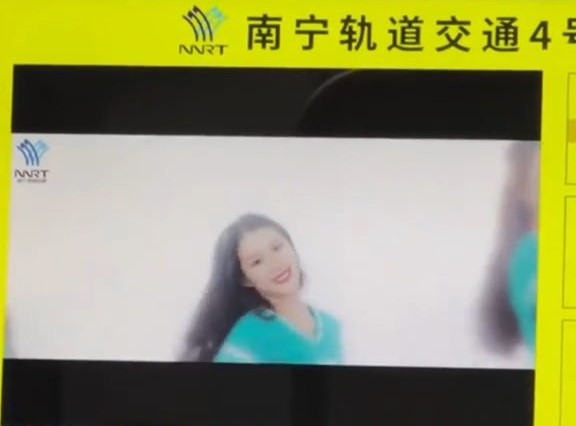 片中有穿熱褲女子跳舞畫面。抖音@打卡南寧