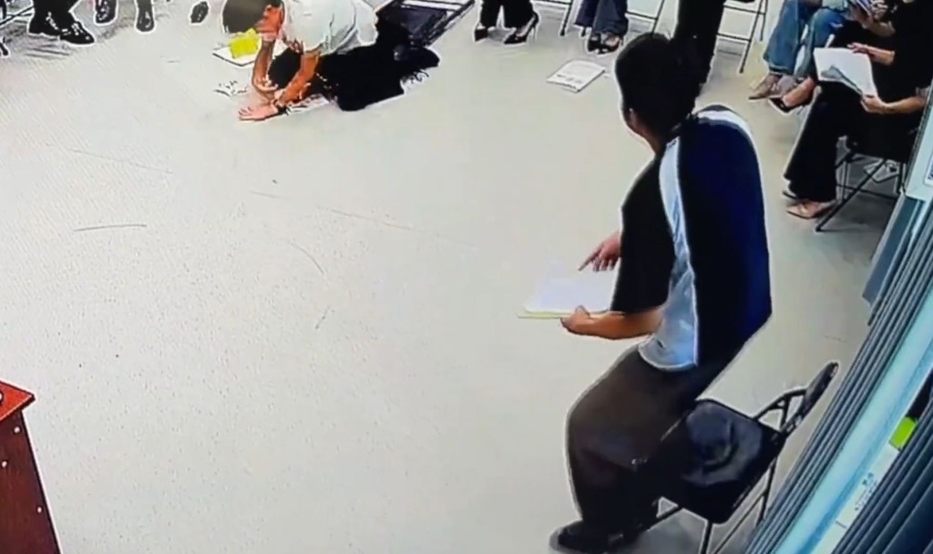 新疆高校学生堂上“钓鱼”，失控前仆铲地画面，笑爆全网。抖音