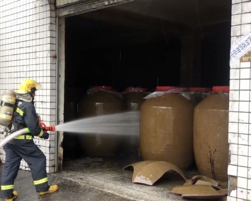 酒廠倉庫受地震影響洩漏200噸高濃度白酒，當地消防於現場噴灑清水稀釋。網圖