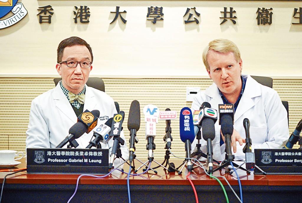 高本恩（右）認為，如果希望於十一月考慮免隔離旅行，應由現在計畫改變政策。