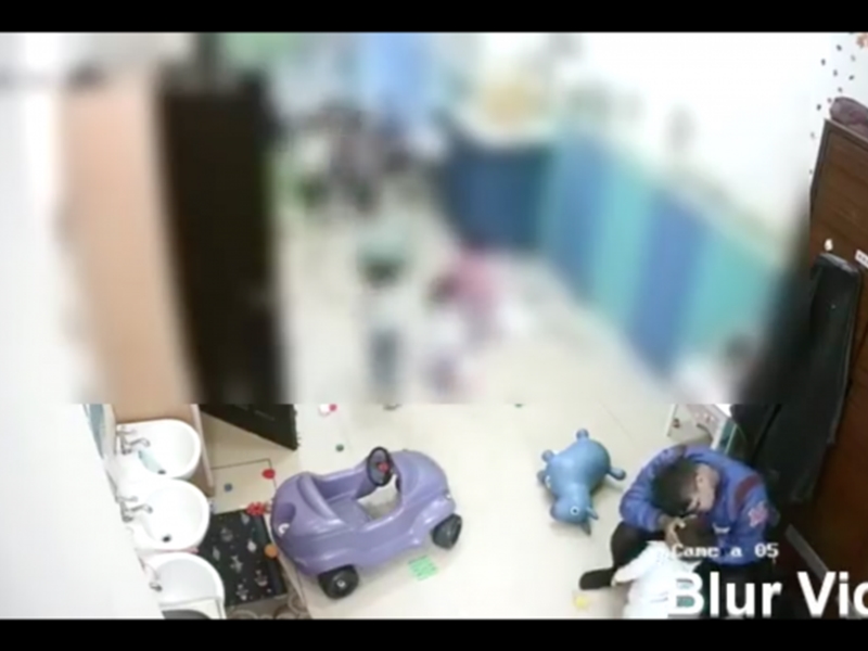 台灣託兒所職員粗暴虐兒。網上圖片