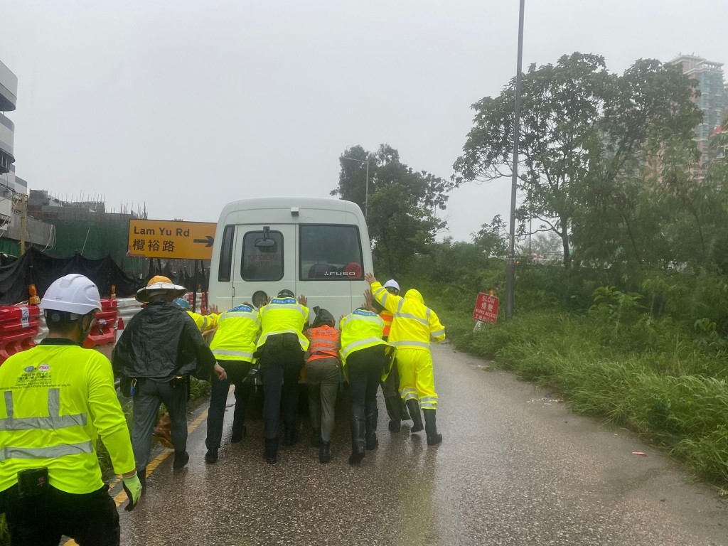 警員合力將死火車行推至安全地方。