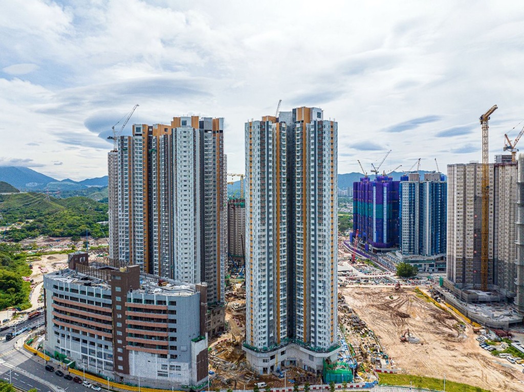 目前北部都會區九個新發展區已全數開動,圖示的住宅項目是未來古洞站附近的古雋邨和私營住宅。 目前北部都會區九個新發展區已全數開動,圖示的住宅項目是未來古洞站附近的古雋邨和私營住宅。