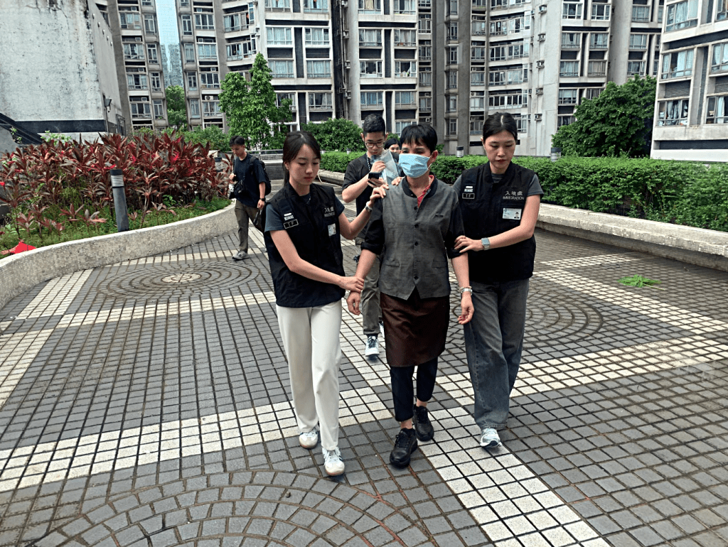 入境處帶走相關黑工。入境處提供