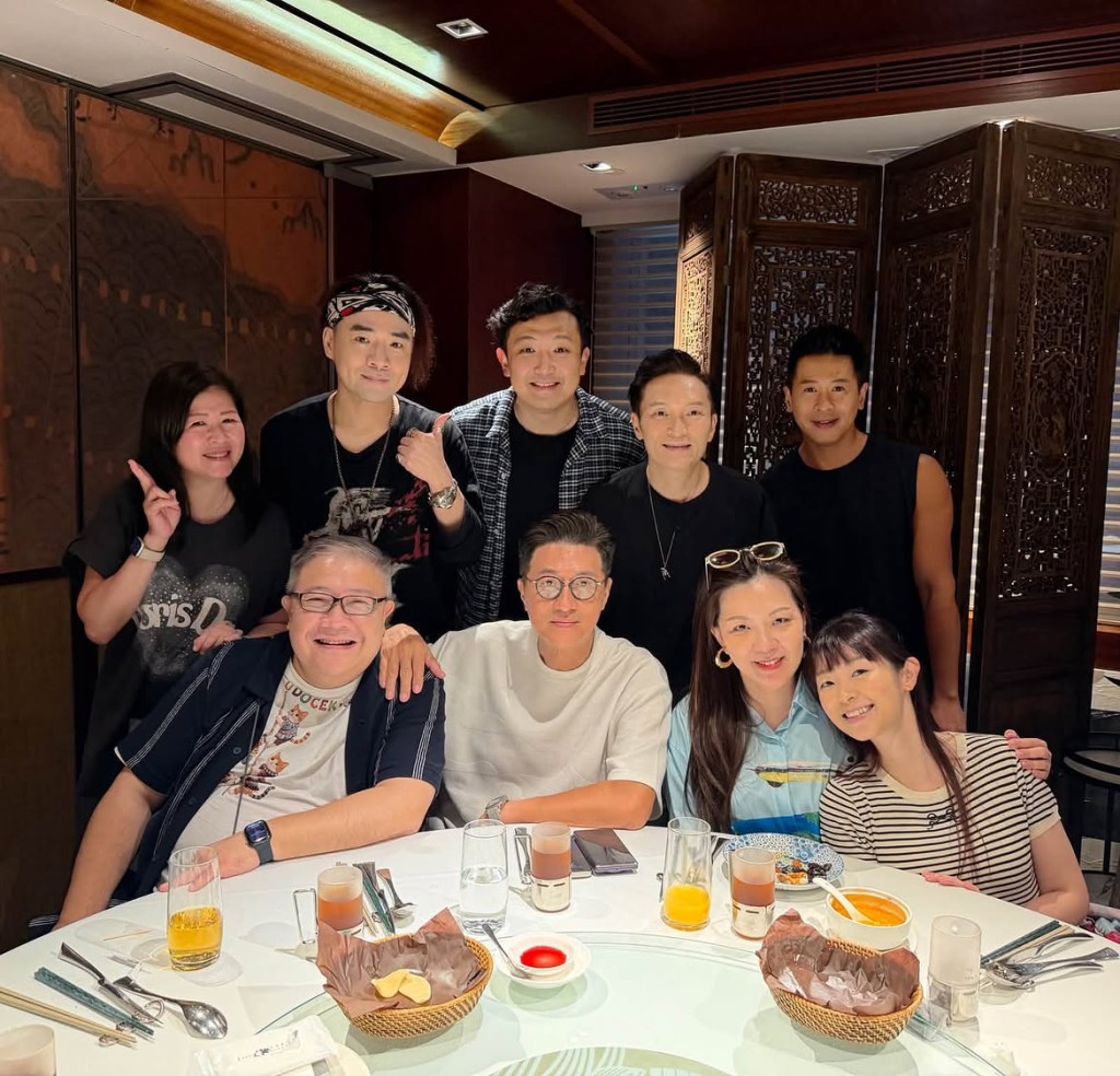 蔡梓銘（後中）出席ATV《香港有飯開》聚會。