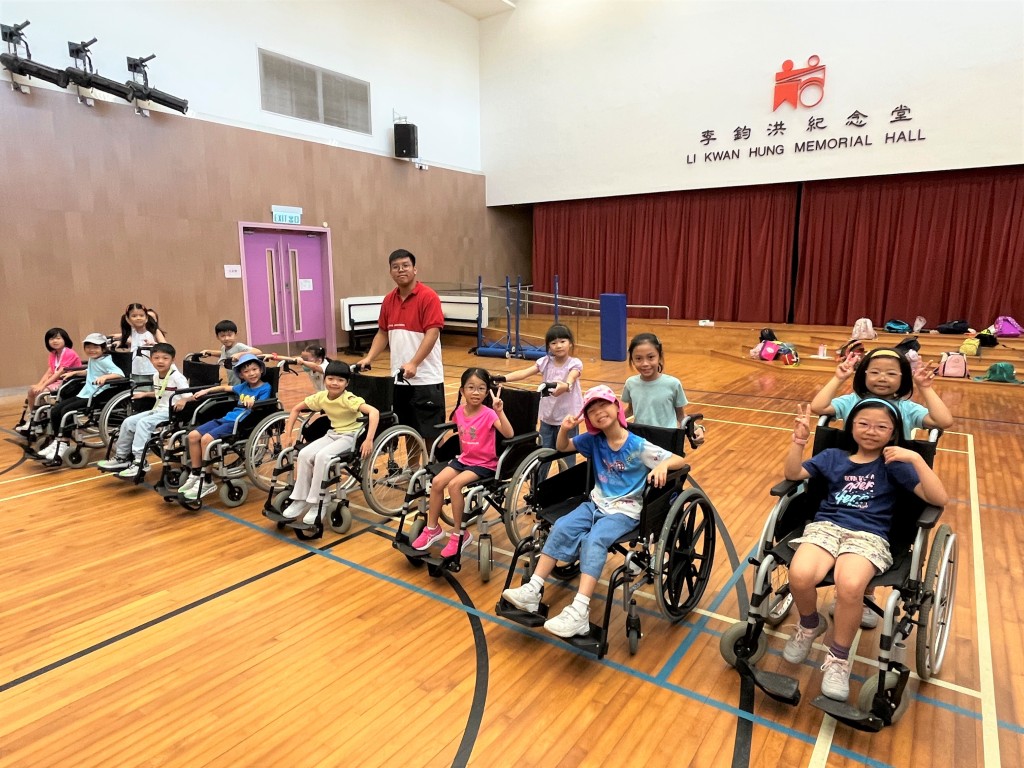 賽馬會傷健營為全港唯一以共融 教育為主題之無障礙營舍,小朋友於夏令營除了主題活動的體驗外, 亦可體驗傷殘人士的日常生活。(圖片來源:受訪者提供) 賽馬會傷健營為全港唯一以共融 教育為主題之無障礙營舍,小朋友於夏令營除了主題活動的體驗外, 亦可體驗傷殘人士的日常生活。(圖片來源:受訪者提供)