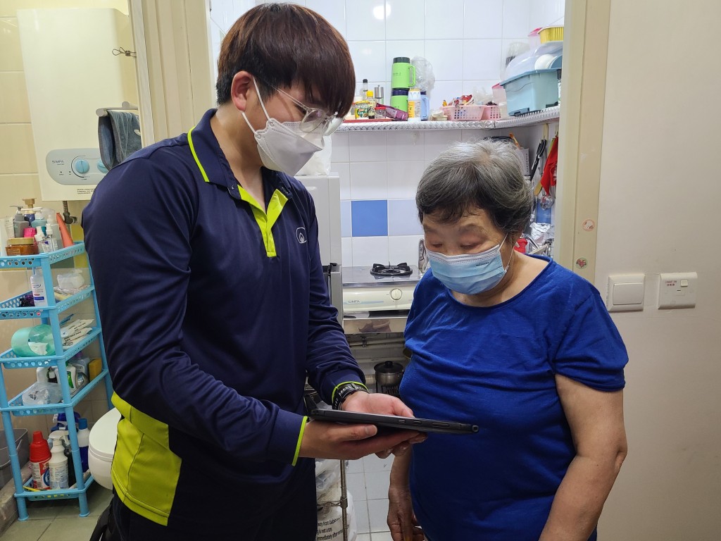 Towngas技術人員到參與計劃的獨居長者家中，簡介智能煤氣錶的運作模式。