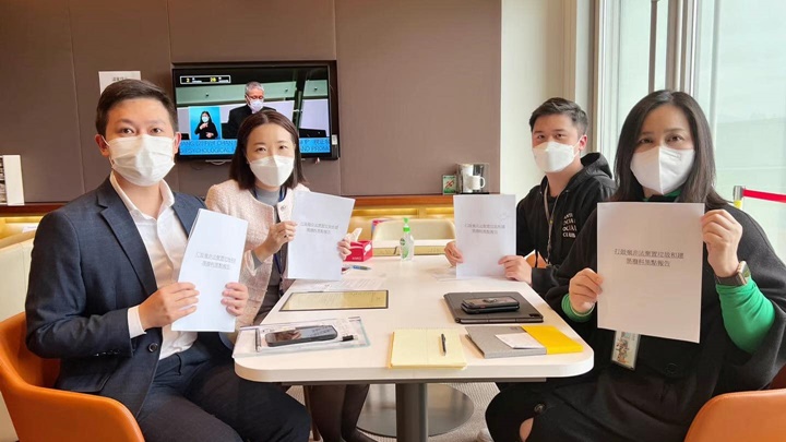 陳月明(前排右)與葉紹堅(前排左)及宋佩瑜(後排左)會面。陳月明facebook圖片