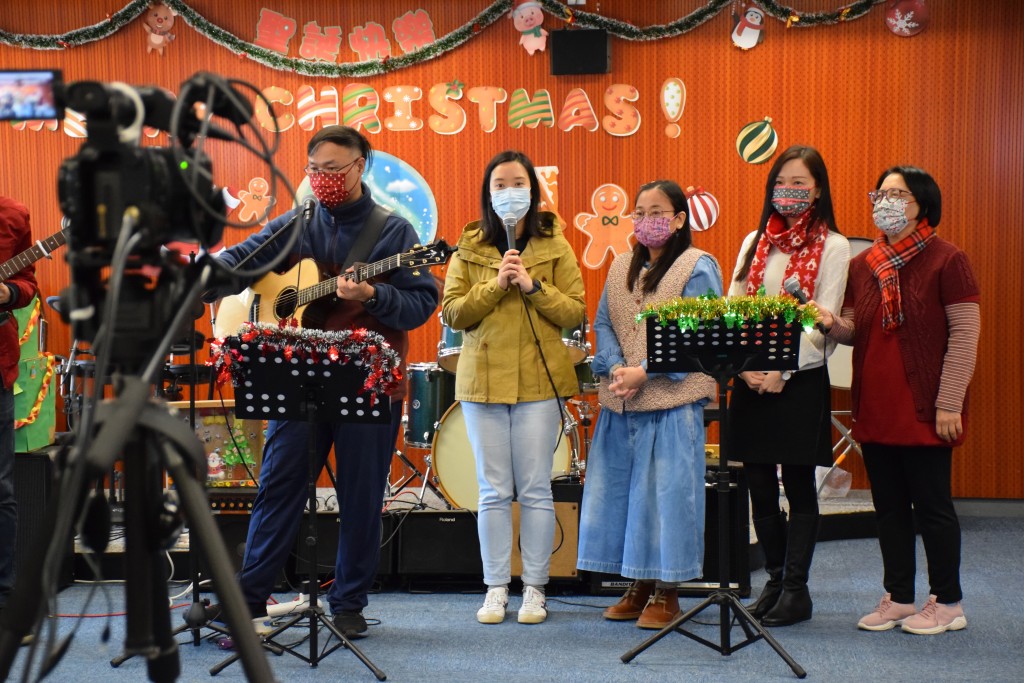 崔校長（左）愛好民歌，聖誕節特別舉辦網上音樂會。