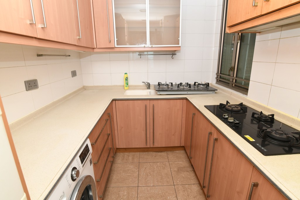 廚房空間寬敞,設有多組廚櫃,方便收納物品。