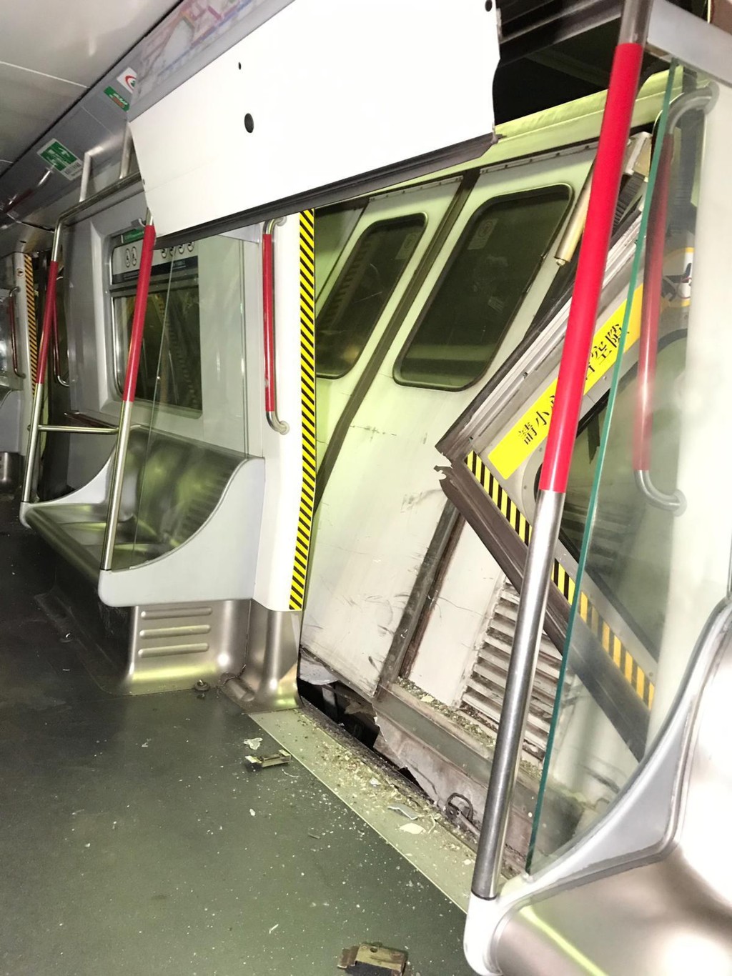 2019年，港鐵兩列列車相撞，列車車廂內嚴重毀爛，車門亦鬆脫。