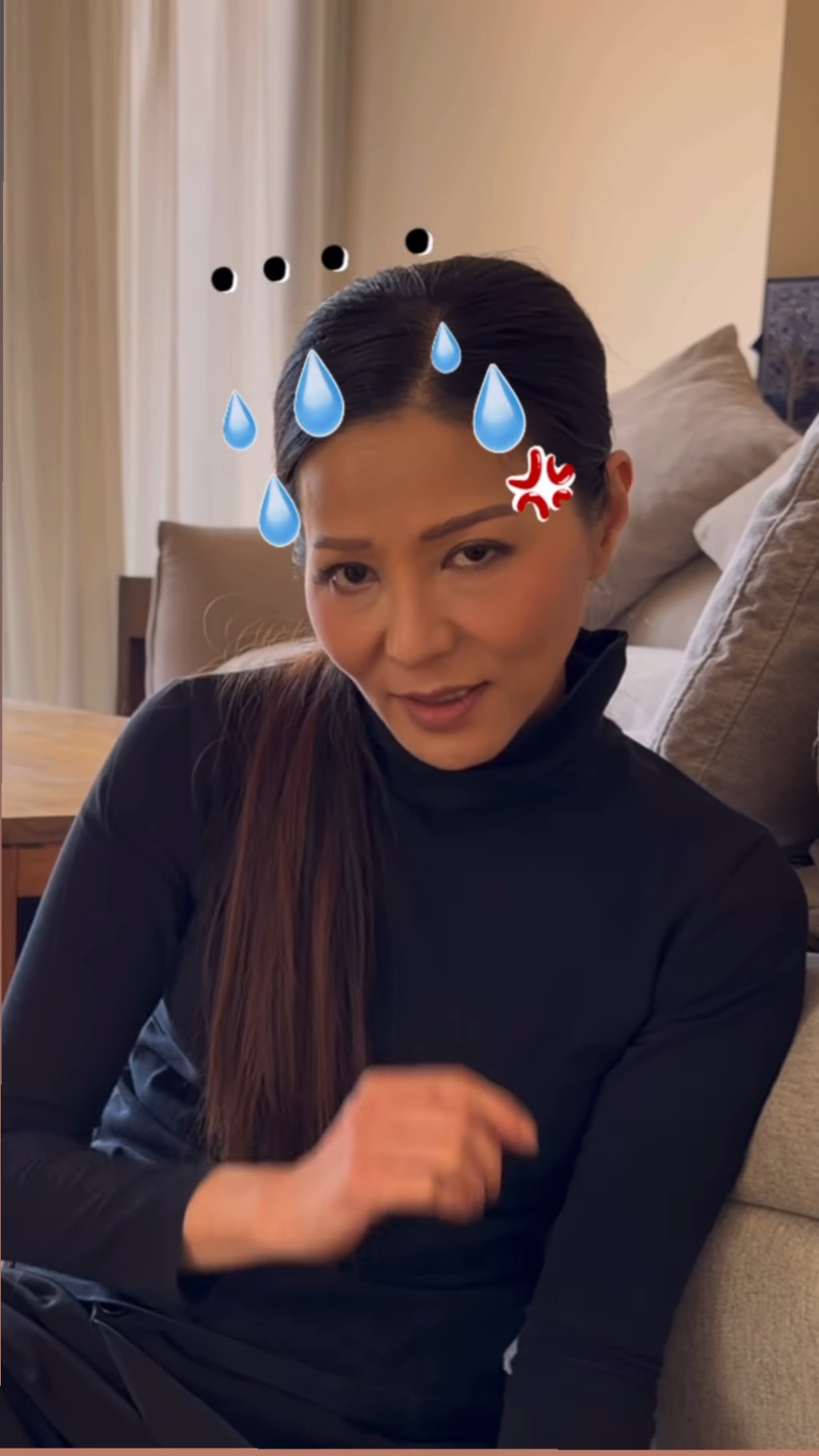 滕麗名身後見到巨型舒服的灰色梳化。 滕麗名身後見到巨型舒服的灰色梳化。