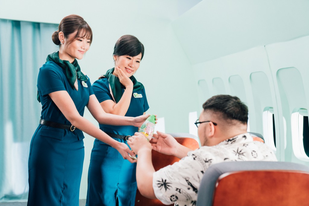 七師傅和Michelle化身空姐招呼飛機上乘客。
