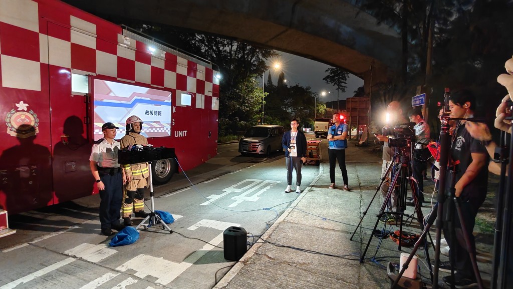晚上消防及警方見記者交代救火進展。 晚上消防及警方見記者交代救火進展。