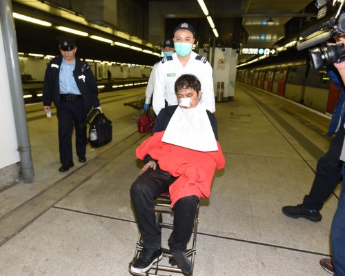 姓黃59歲的醉酒男在車尾附近失足。丁志雄攝