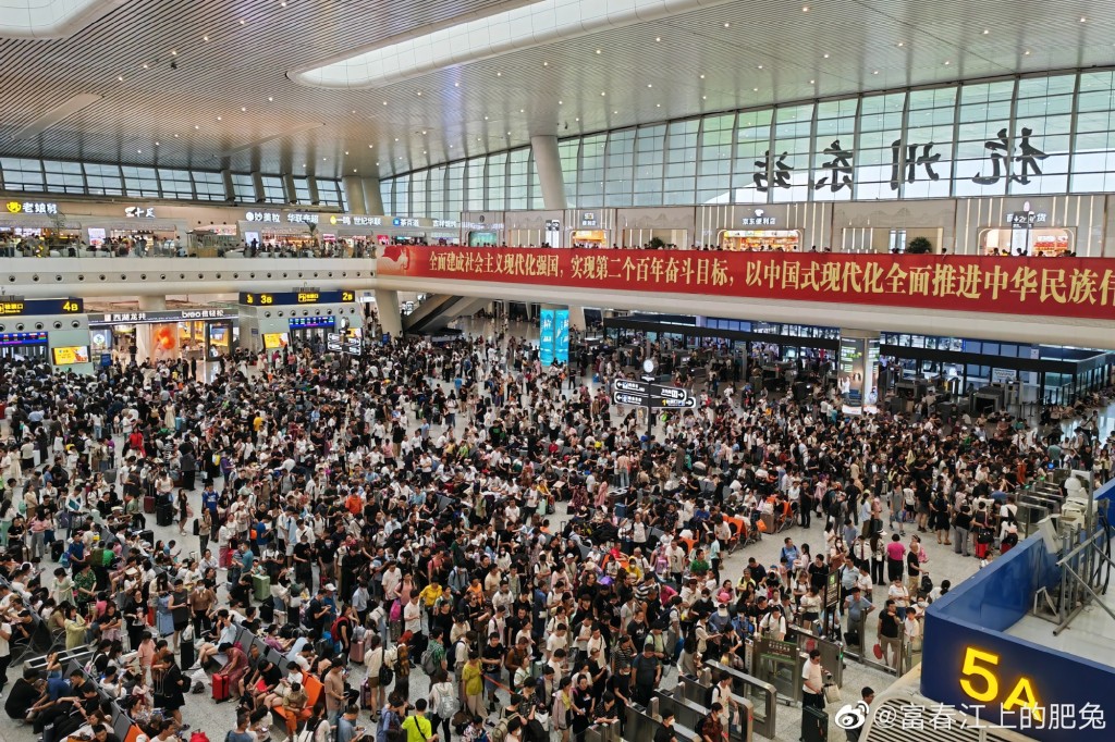 有網民發現杭州火車東站今日出現人潮。（富春江上的肥兔@微博）