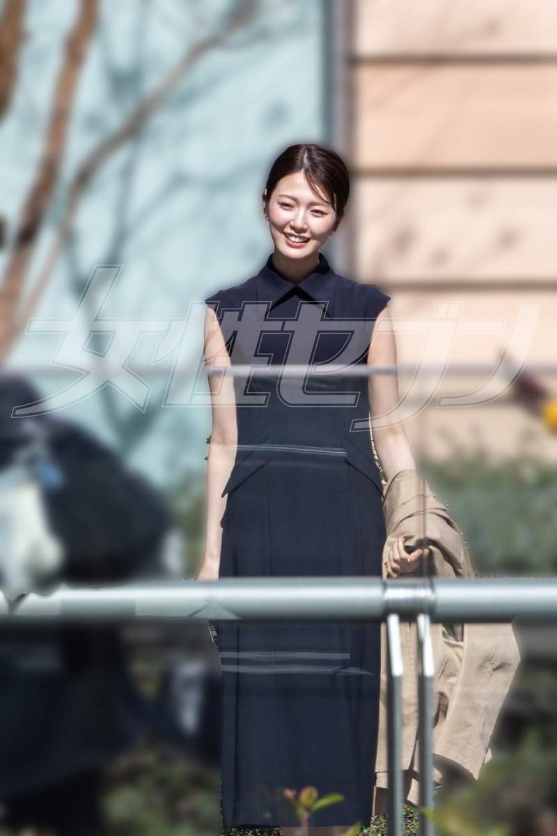 他们又拍到黑田美优一副靓爆“新闻女郎”的上班look。