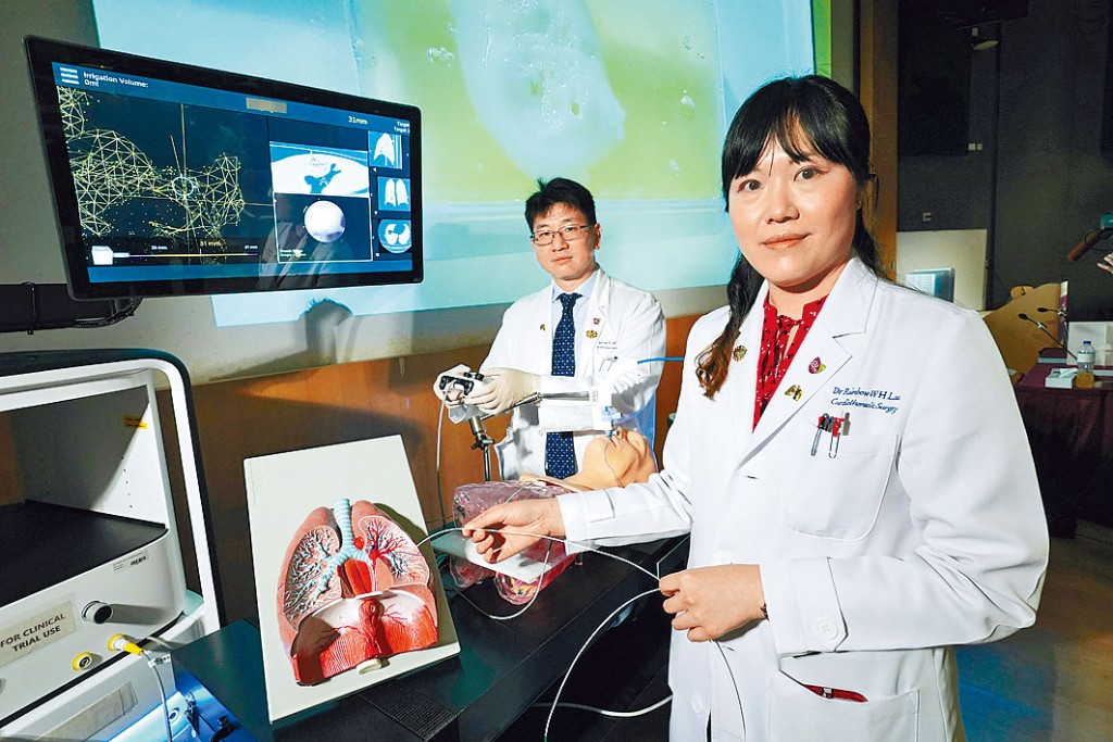 劉穎虹（右）指，「機械人輔助支氣管鏡微波消融術」正處於臨牀研究階段，目標完成145宗病例。旁為吳士衡。 