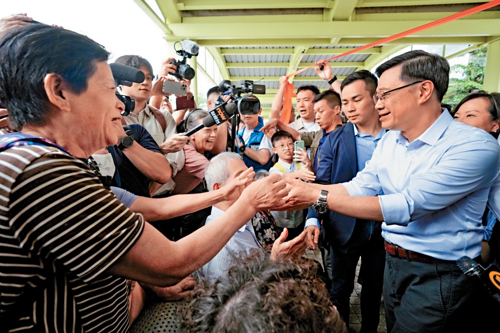 行政長官李家超昨走訪沙田區3個屋邨了解公營房屋政策，沿途大受居民歡迎。