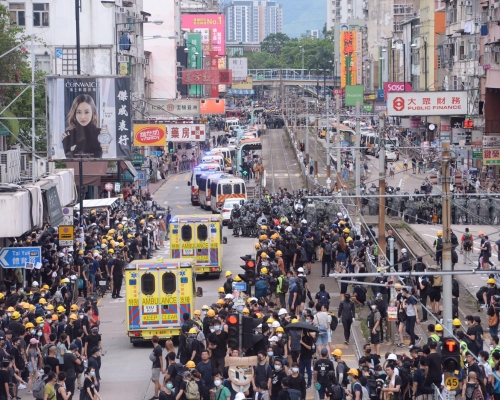 大批示威者不顧反對在元朗衝出馬路