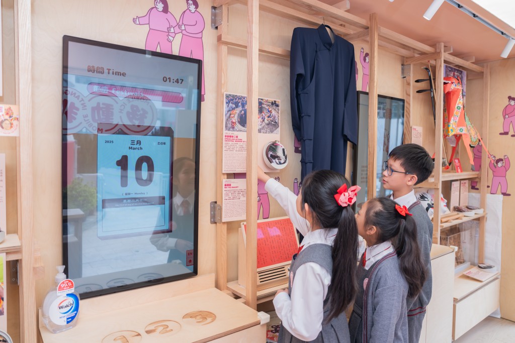 訪問當日校內剛好停泊了講述非遺文化的活動車，三人在車上互相討論，展現出好學不倦的一面。（圖片來源：《親子王》）