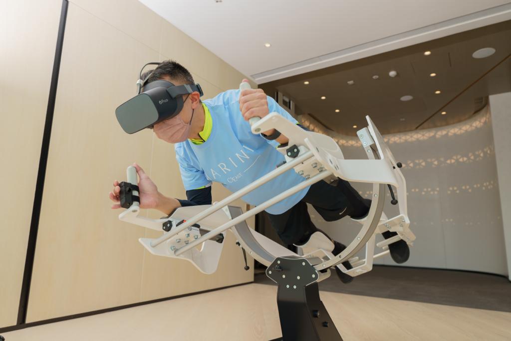 VR模拟飞行器。