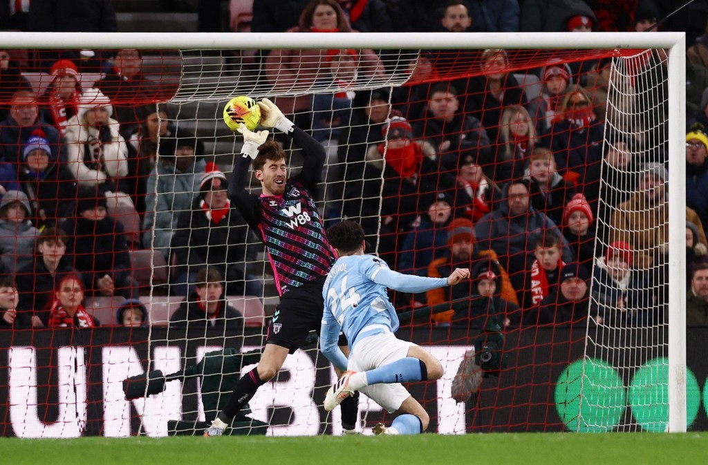 加华度尔近门头槌，被路夫斯托出底线。路透社