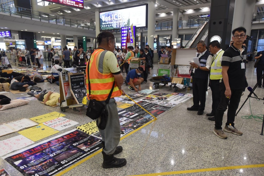 工作人員清理地上黃綫。