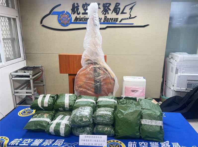 香港工程师欠债运毒，携带值242万大麻花闯关台湾失败被捕。