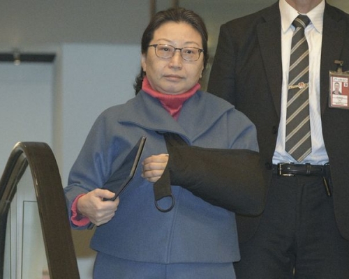 在倫敦遇「反修例」示威跌倒受傷後，往北京療傷的律政司司長鄭若驊於12月3日返港。