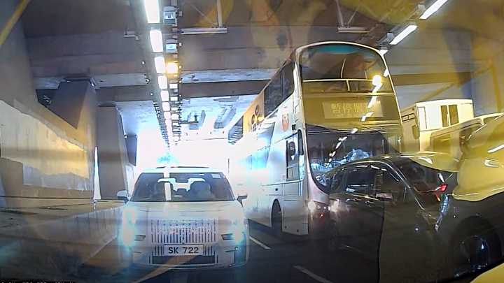 九巴撼前車釀三車串燒。fb：車cam L（香港群組）