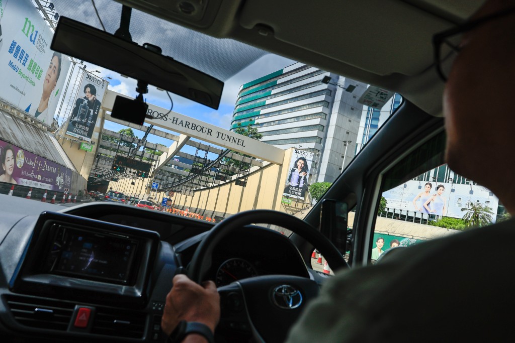 紅磡海底隧道今日實施「易通行」，記者親身駕車，體驗服務開通的狀況。（鄭丹尼攝）