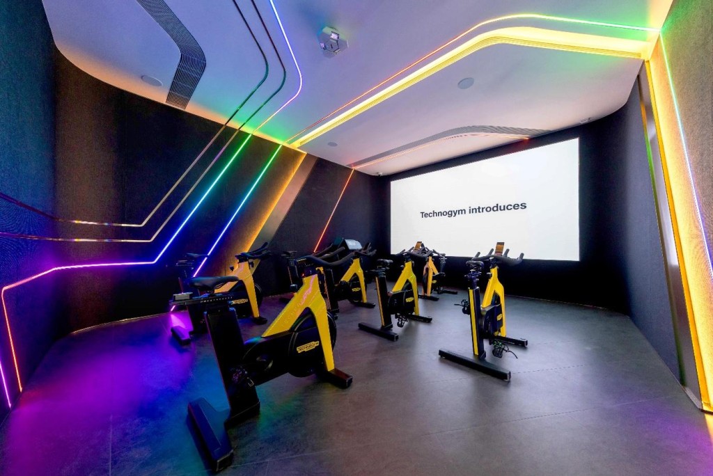 香港首個私人屋苑設「Group CycleTM動感單車」鍛鍊區,同樣採用TECHNOGYM品牌,並配備VR專業訓練程式。 香港首個私人屋苑設「Group CycleTM動感單車」鍛鍊區,同樣採用TECHNOGYM品牌,並配備VR專業訓練程式。