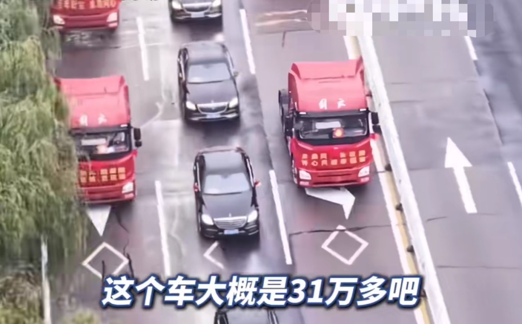 山東一婚禮動用6輛紅色解放牌大卡車組成迎親車隊。極目新聞