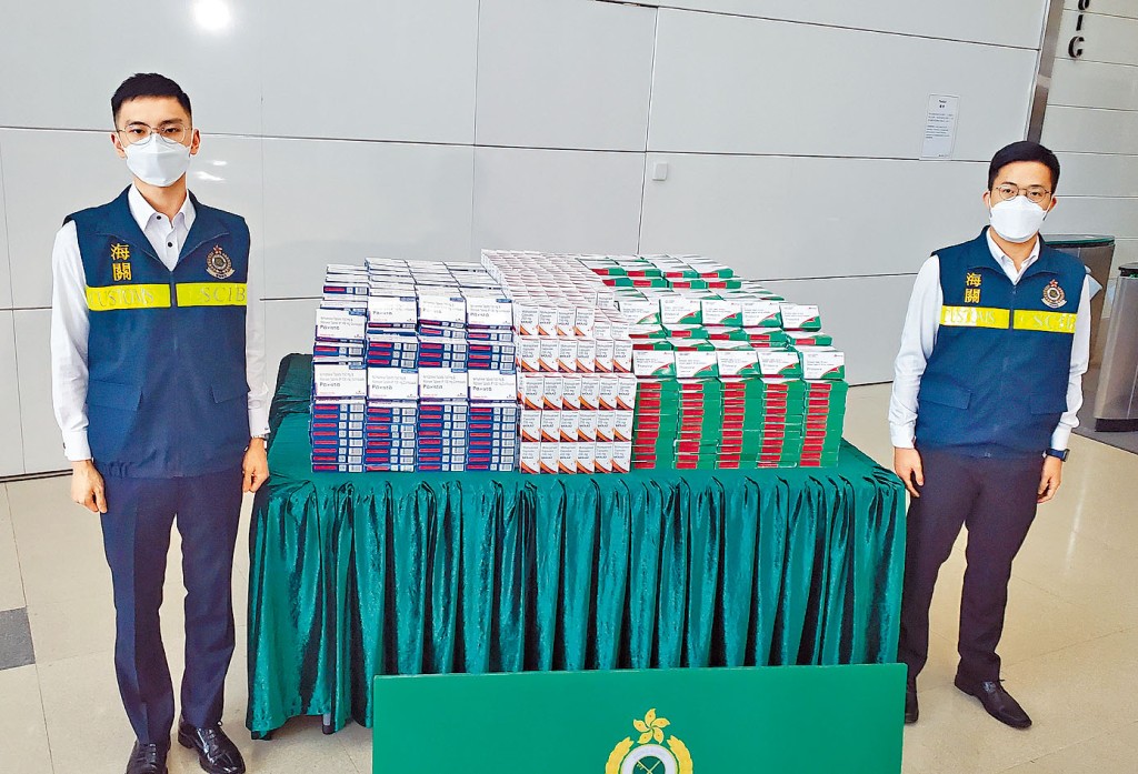 海关有组织罪案调查科特别调查第一组调查主任康恩（左）及王晃杰（右）讲述案情。