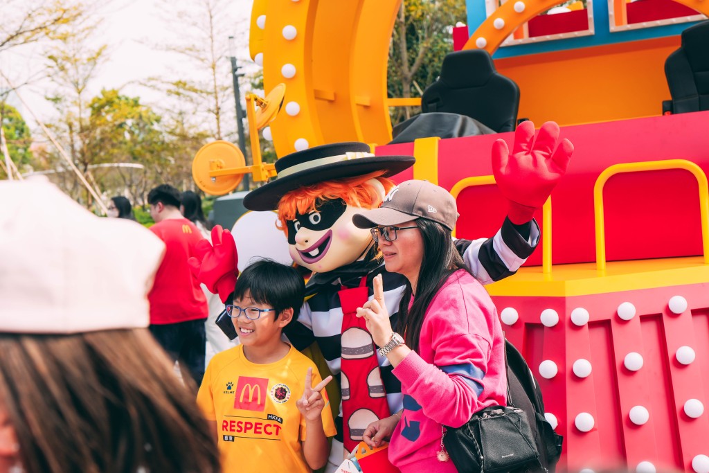 人見人愛的麥當勞樂園角色驚喜登場,與家庭互動合照,增添節日歡樂。 人見人愛的麥當勞樂園角色驚喜登場,與家庭互動合照,增添節日歡樂。