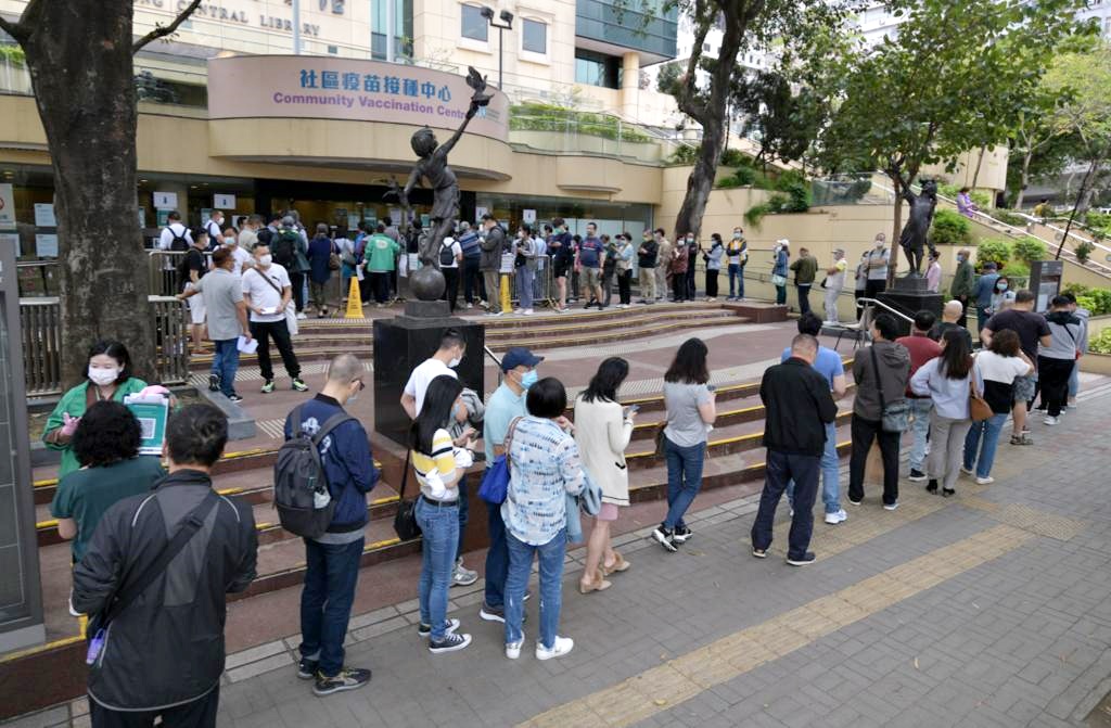 市民大排長龍。
