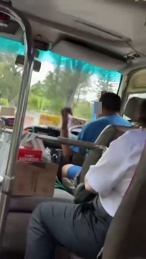 有一次我又係坐中呢個司機,開車之後佢又喺度大笑 。之後坐隔籬個女人問我係咪應該要落車?fb「車cam L(香港群組)」截圖 有一次我又係坐中呢個司機,開車之後佢又喺度大笑 。之後坐隔籬個女人問我係咪應該要落車?fb「車cam L(香港群組)」截圖